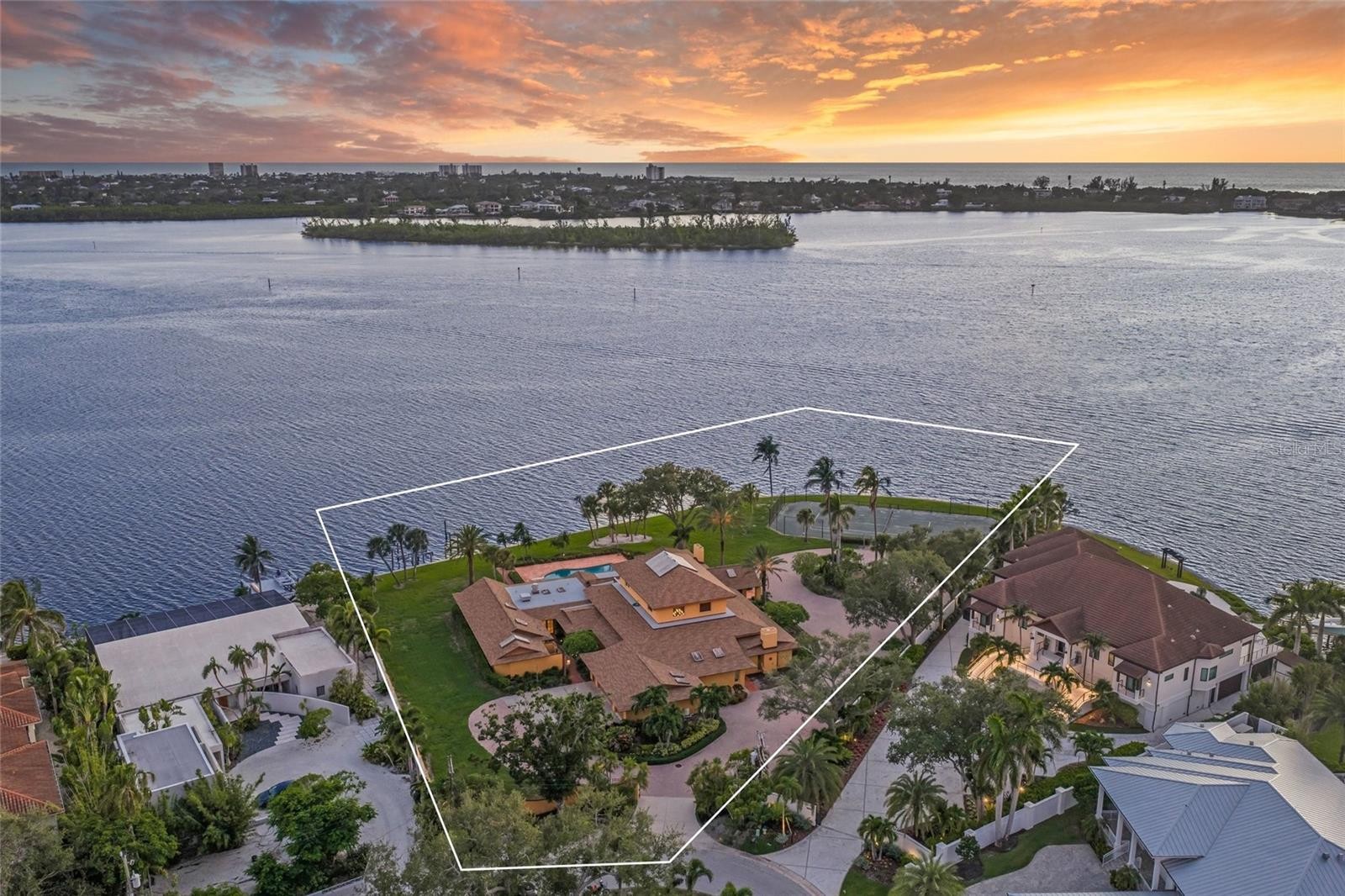 1136 N LAKE SHORE DR