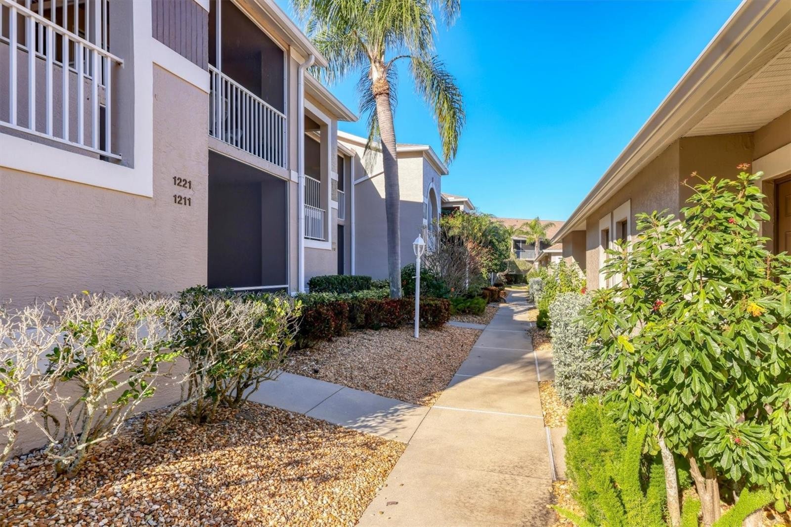 9641 CASTLE POINT DR #1221