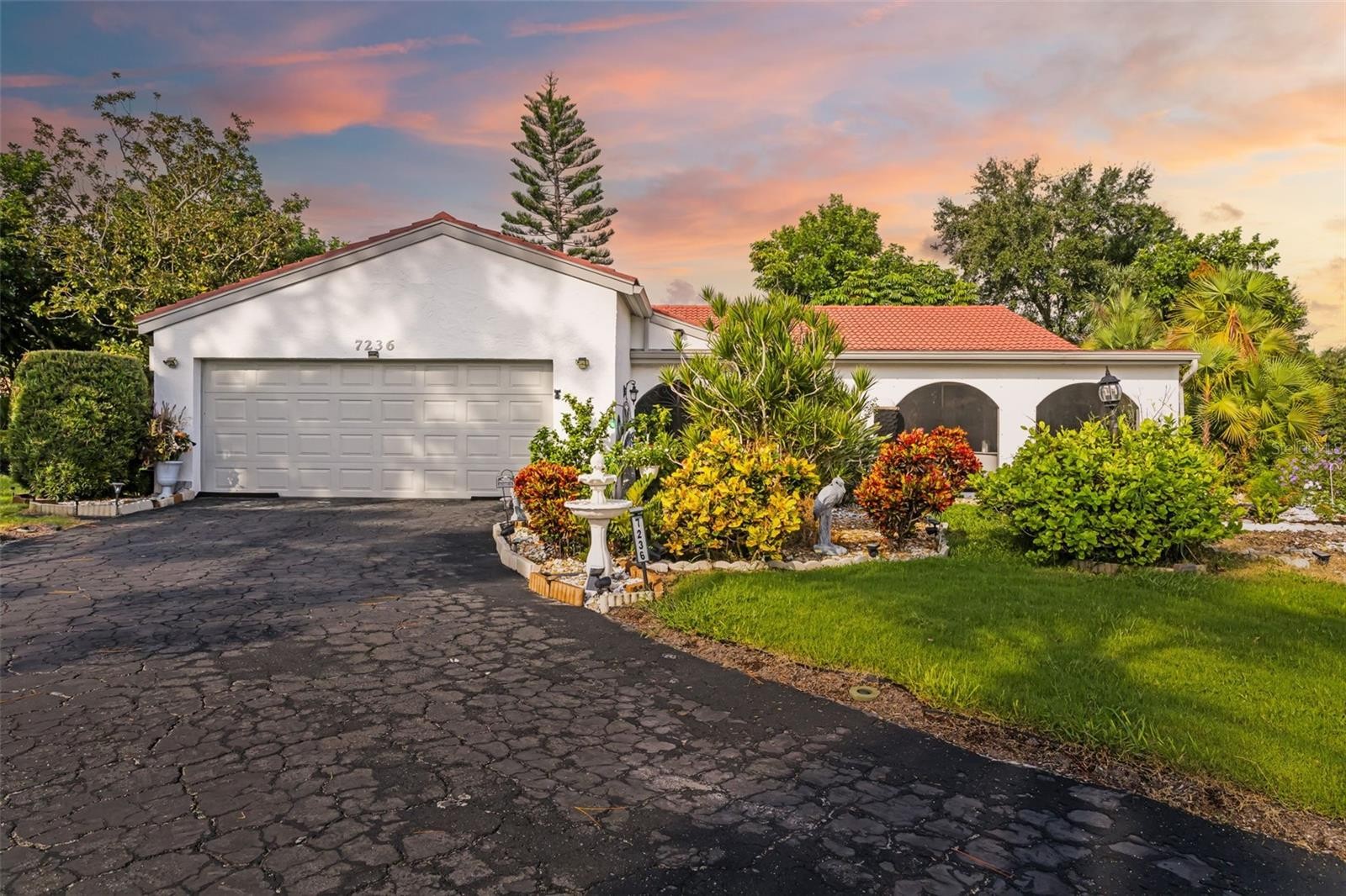 7236 LAS CASAS DR