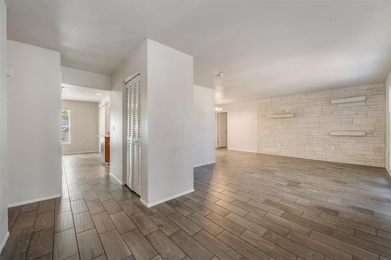 1124 DANNY DR