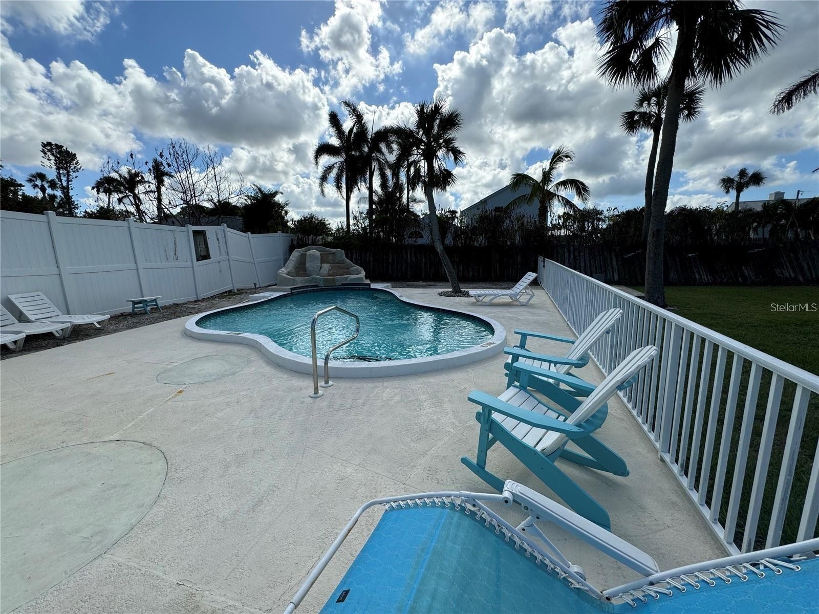 301 COLONIA LN W