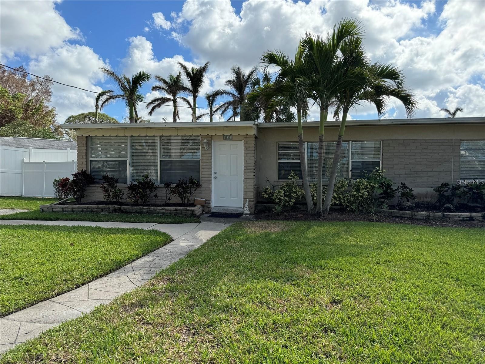 301 COLONIA LN W