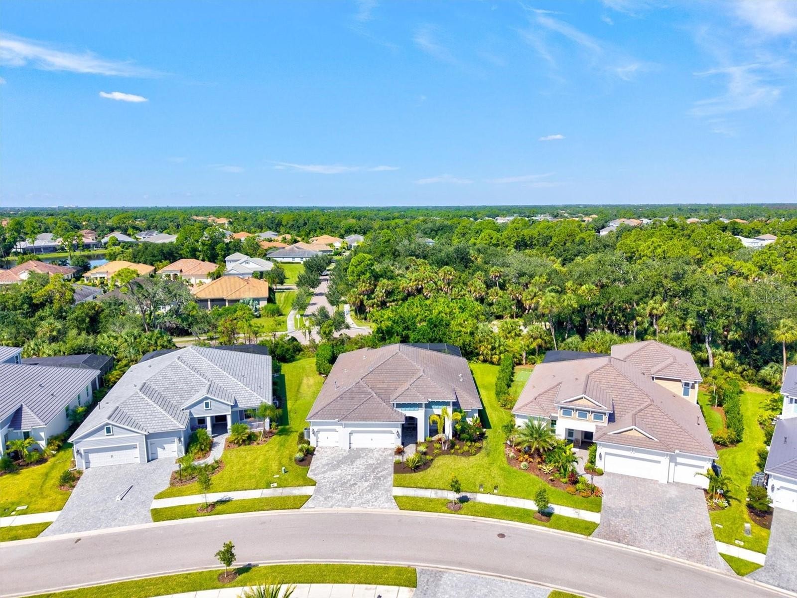 21221 HOLMES CIR
