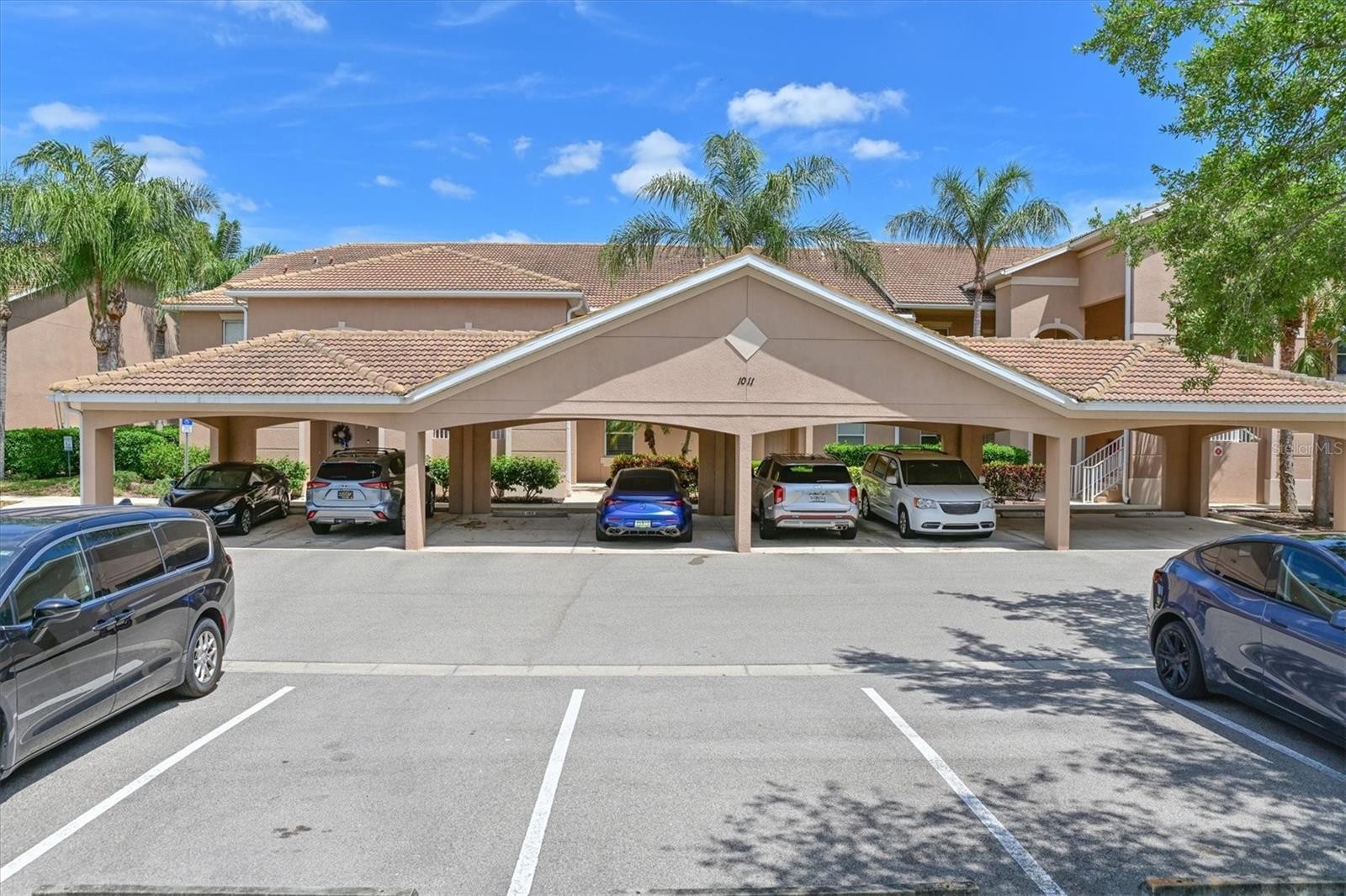 1011 FAIRWAYCOVE LN #202