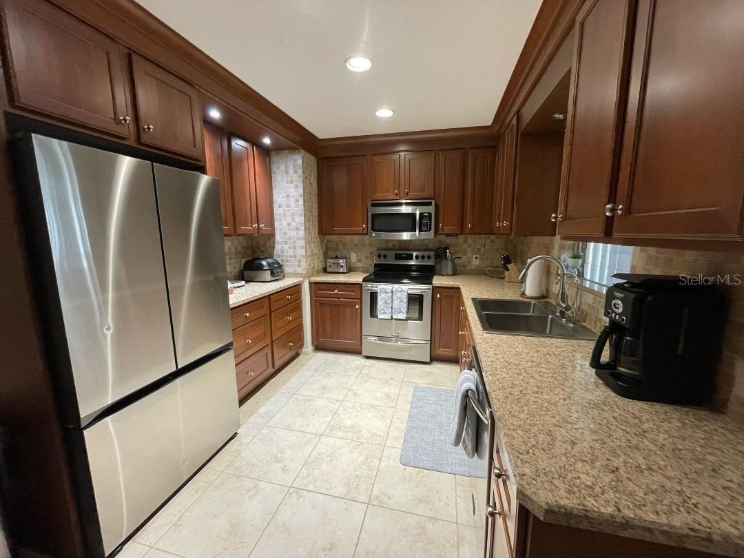6015 CARLTON AVE