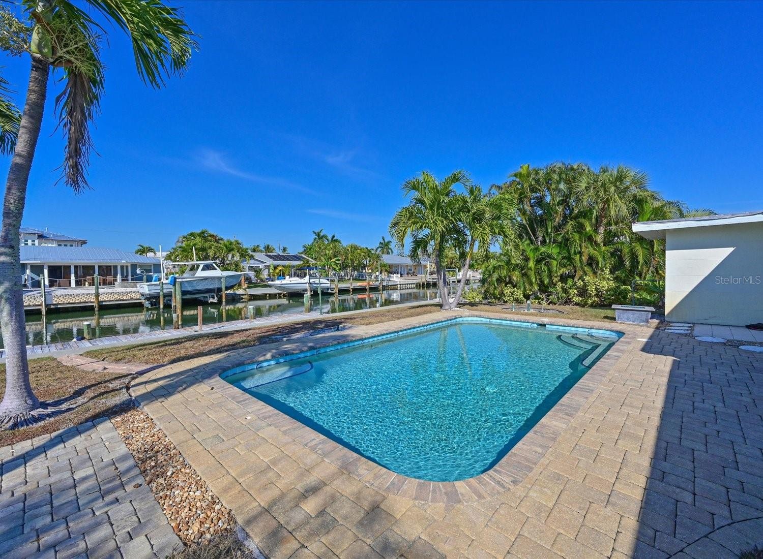 512 KEY ROYALE DR