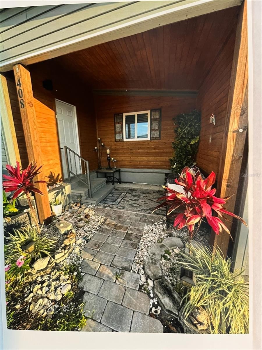 408 S CERVINA DR S