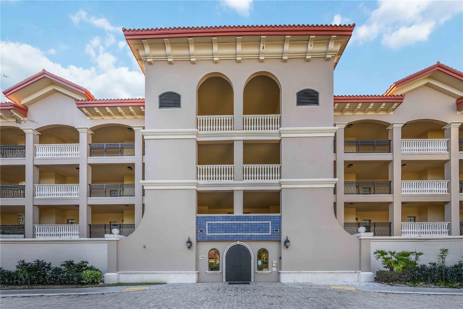 7702 LAKE VISTA CT #305