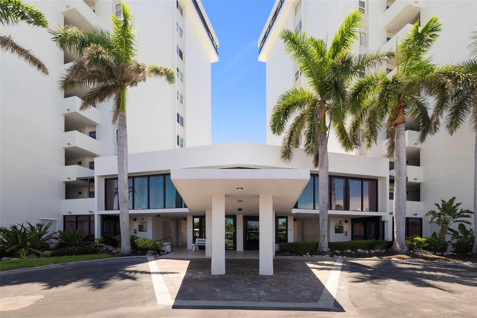 19 WHISPERING SANDS DR #201