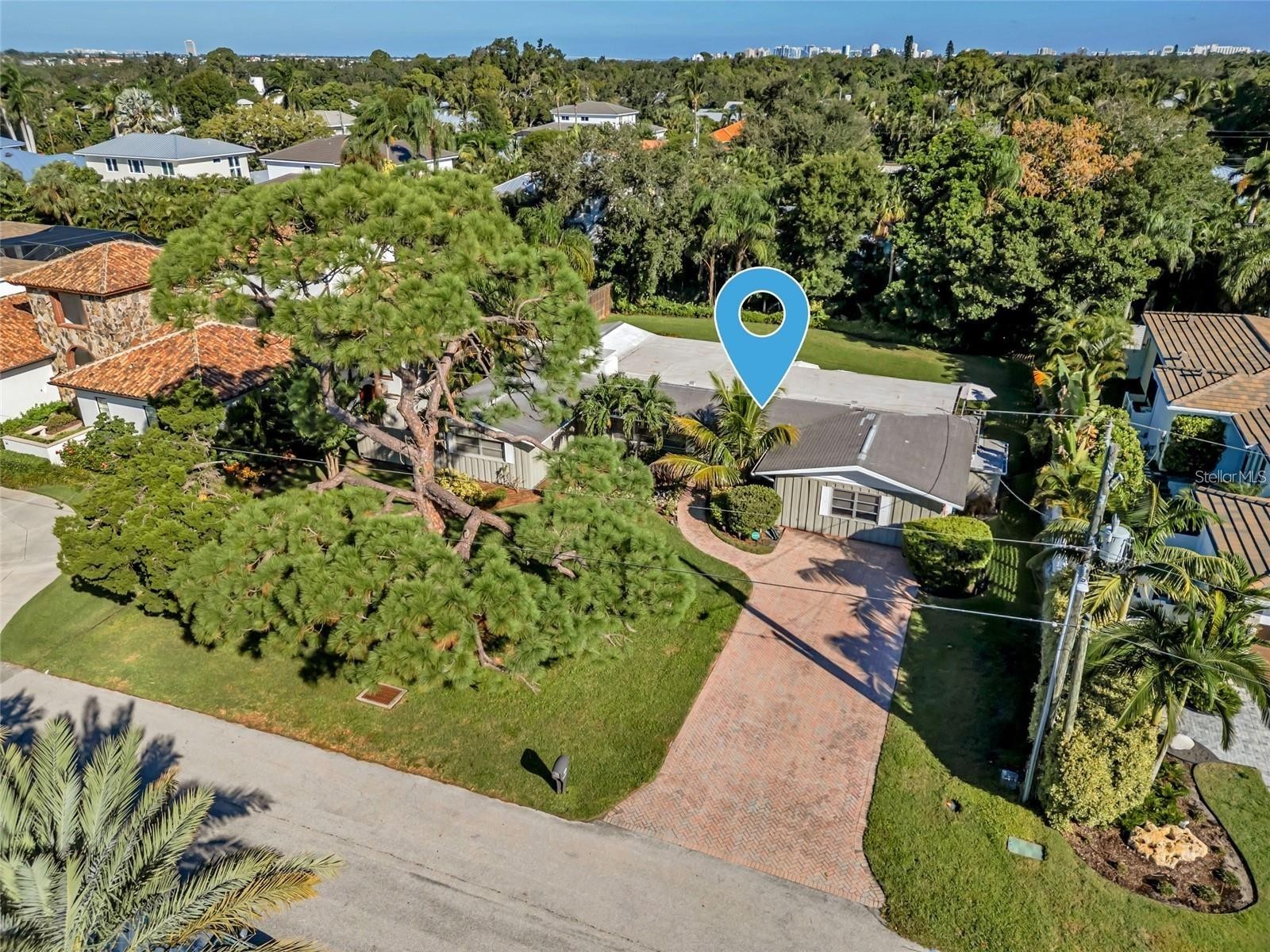 1605 N LAKE SHORE DR
