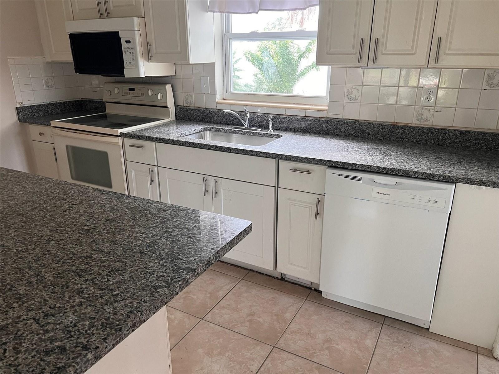 3633 ROXANE BLVD