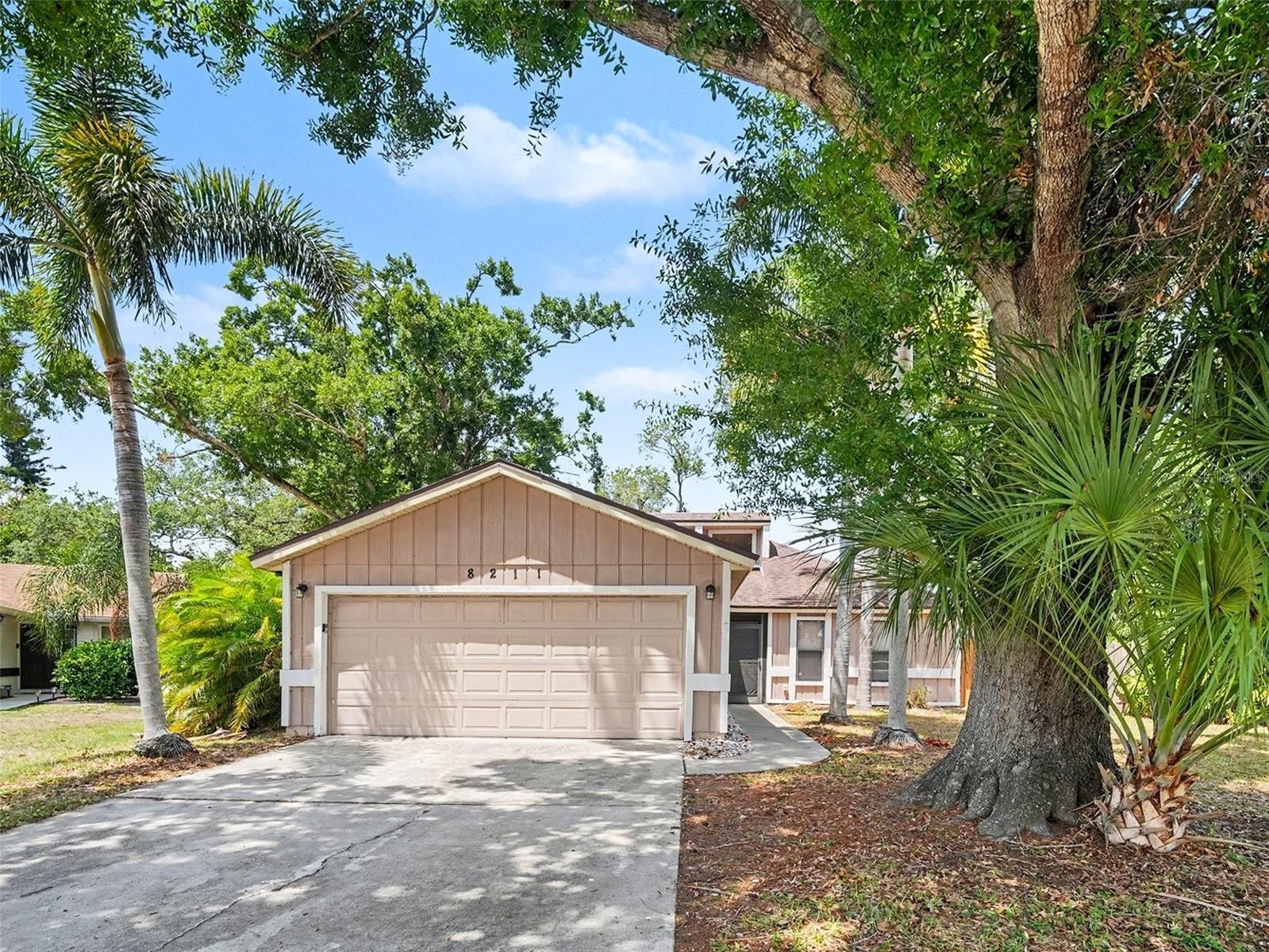 8211 COUNTRY OAKS CT