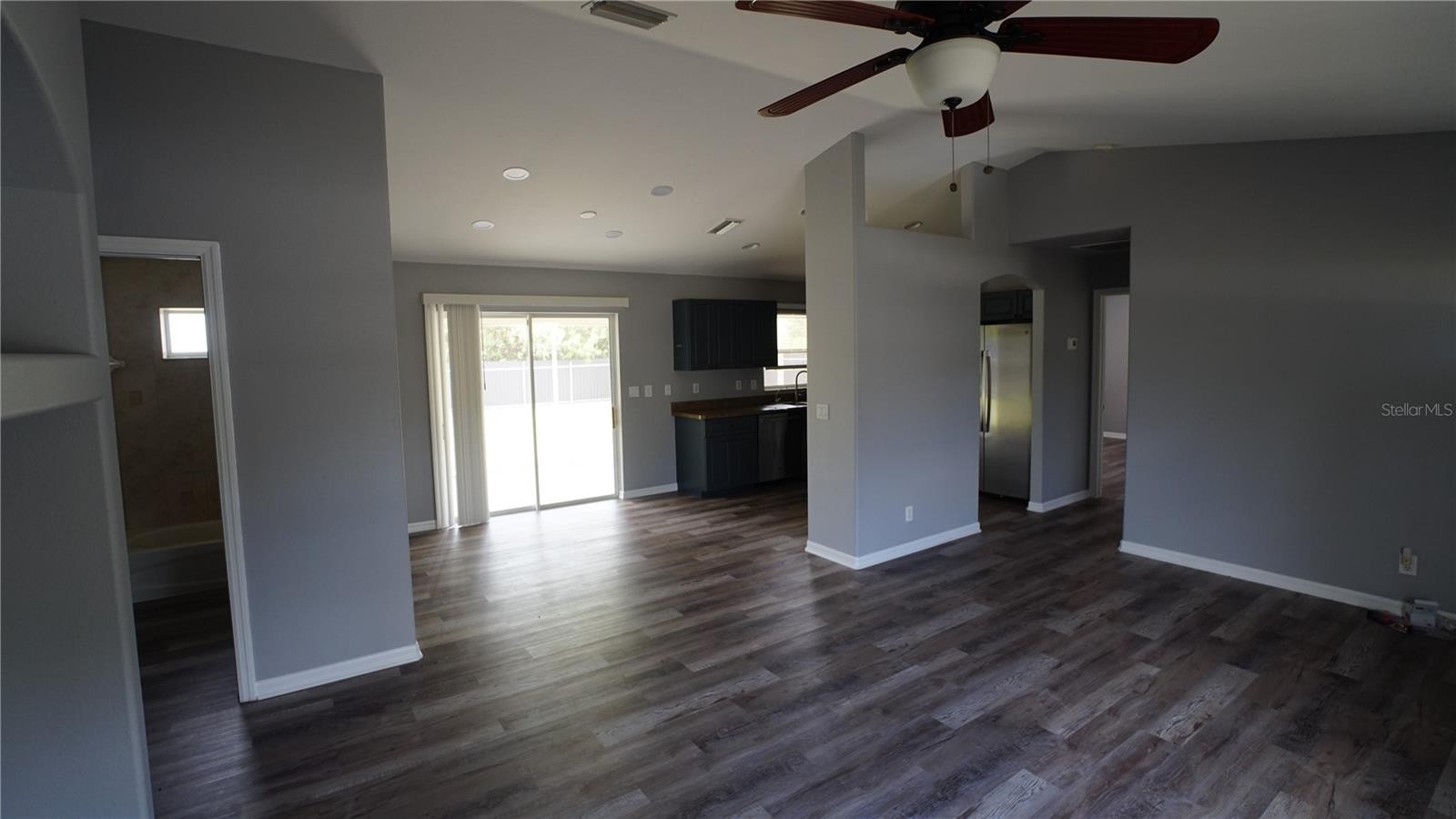 2405 MISTLETO LN