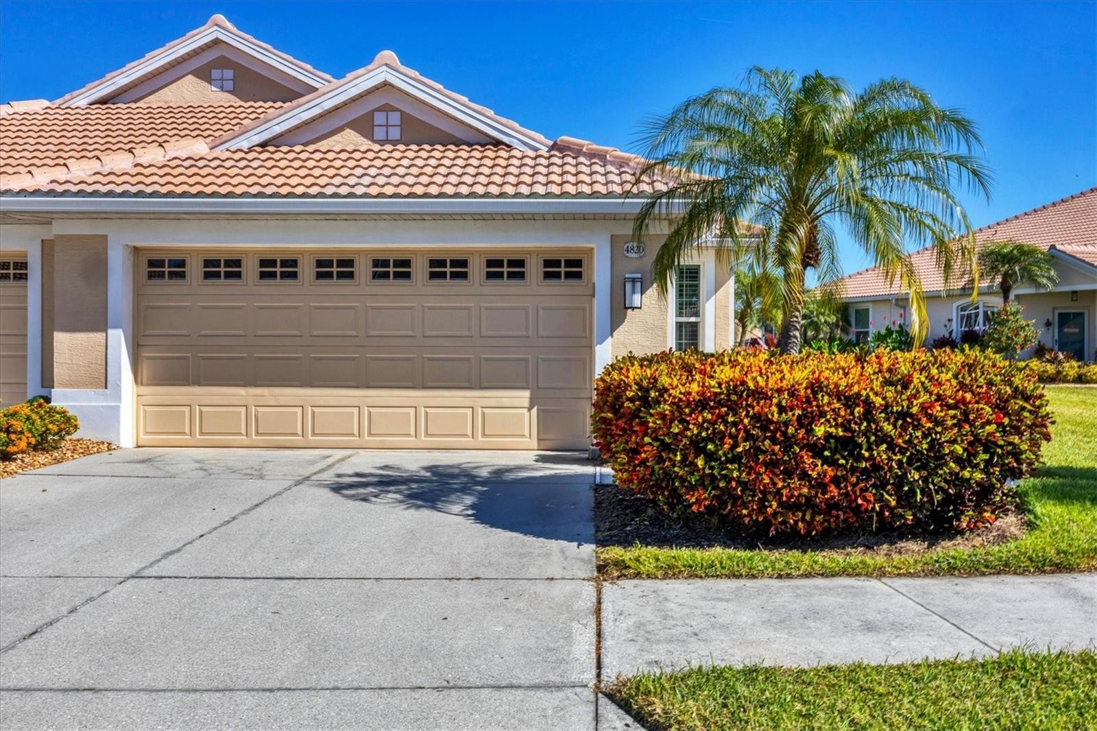 4820 WHISPERING OAKS DR