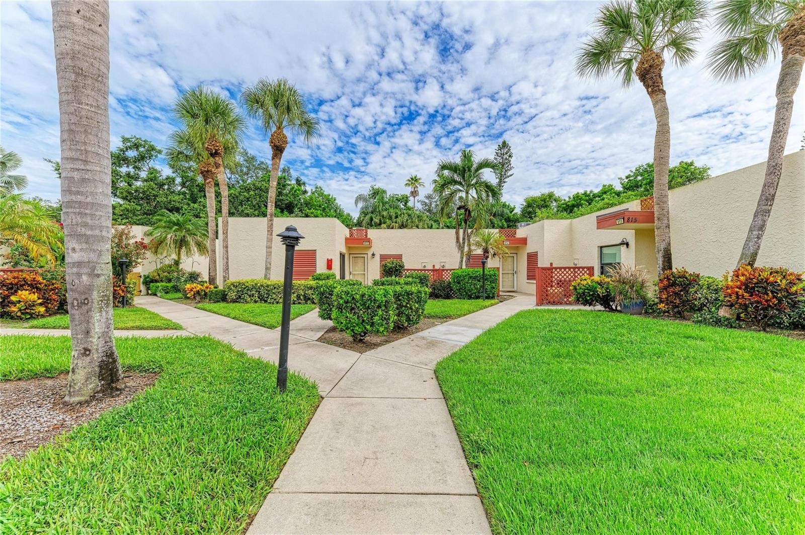 813 SPRING LAKES BLVD