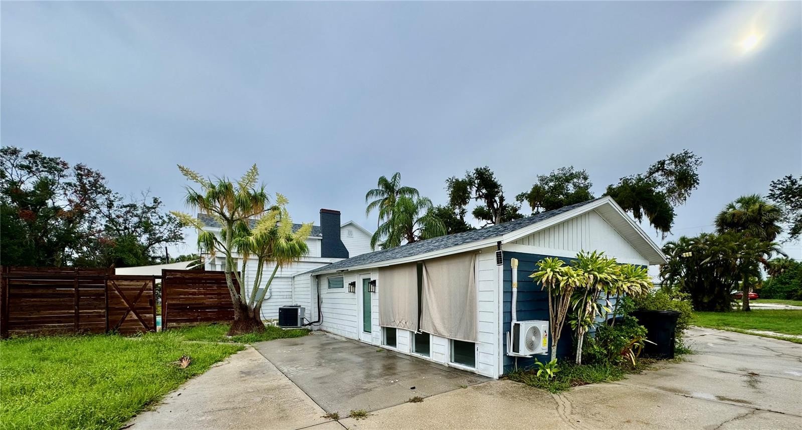 812 TROPICAL DR