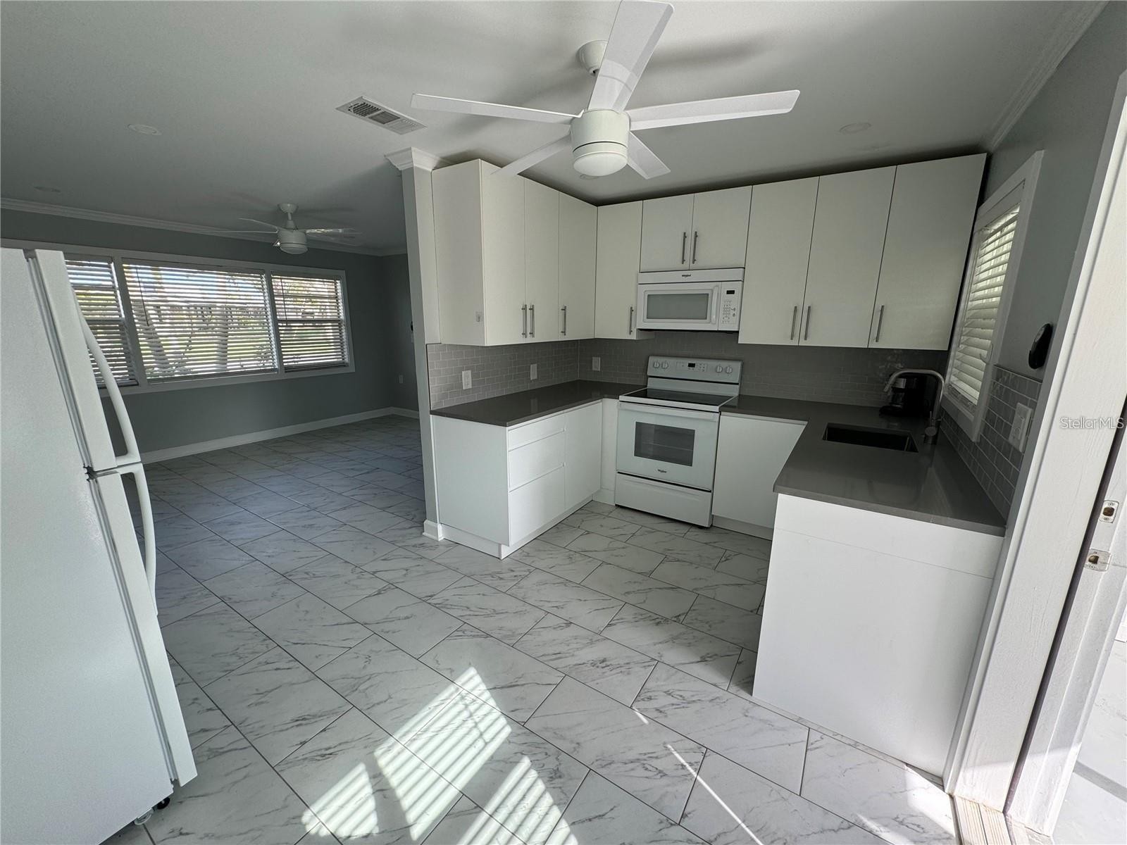 301 COLONIA LN W