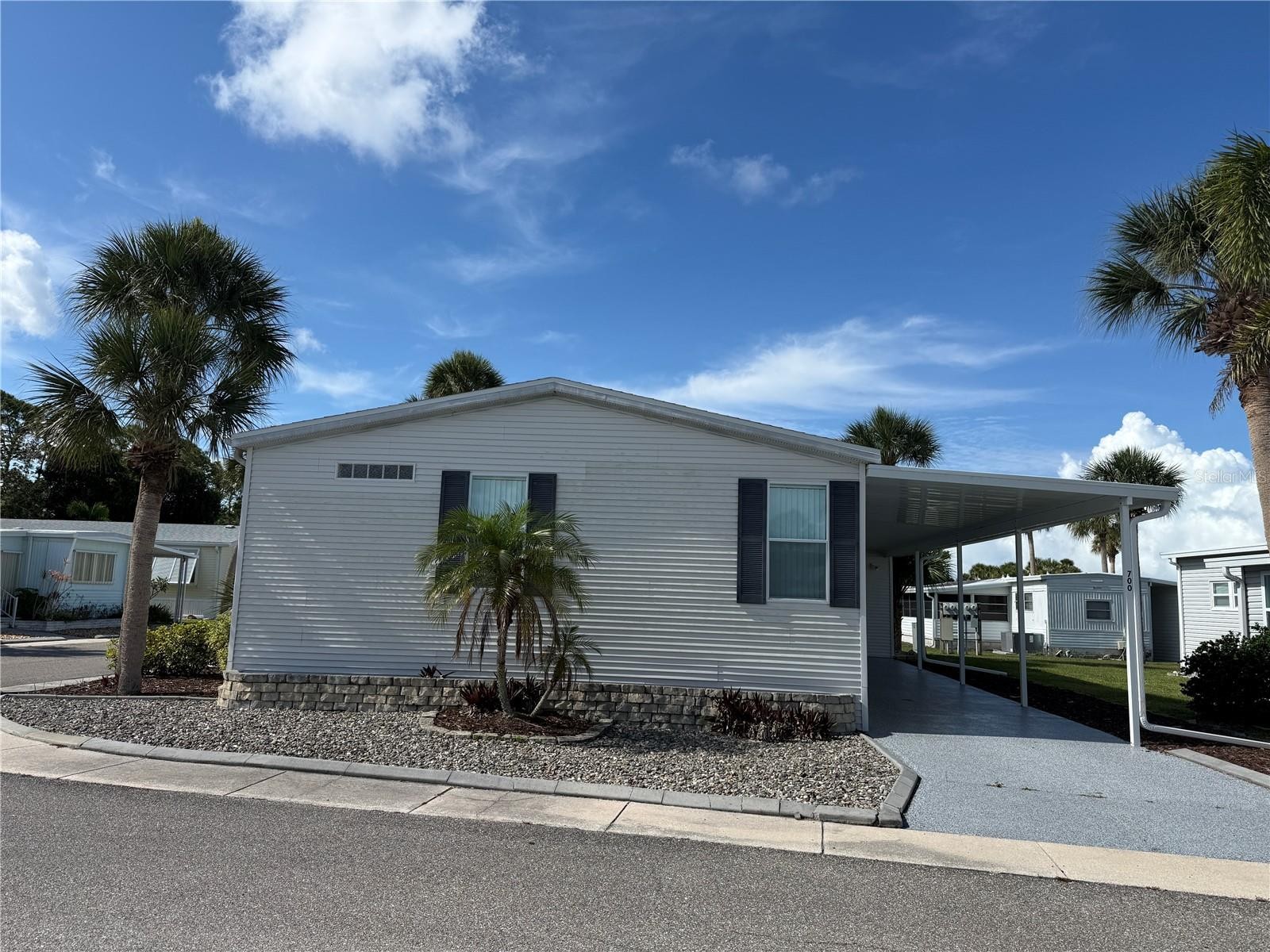 700 DAHLIA DR