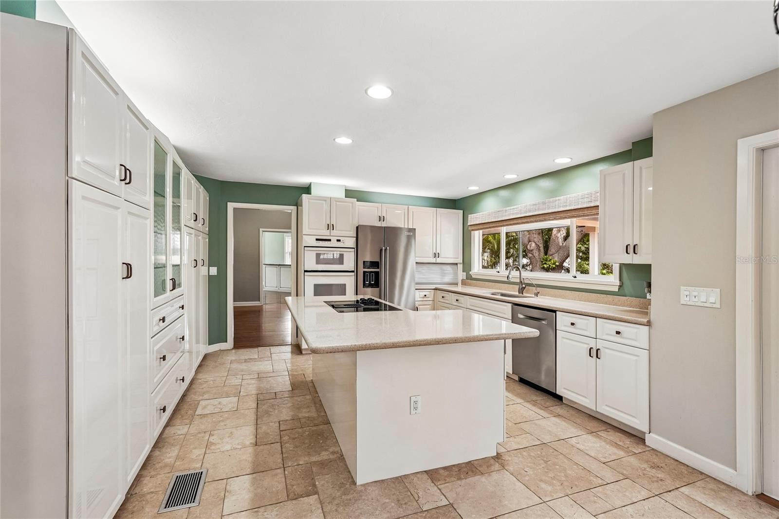 1675 LANDINGS LN