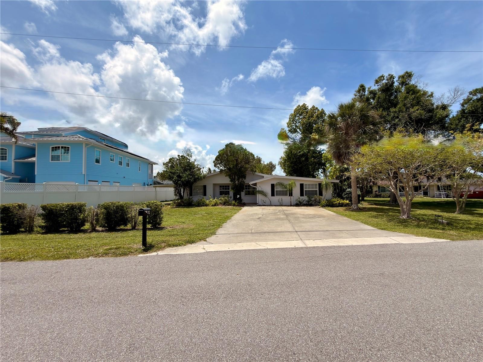 812 BAYVIEW DR