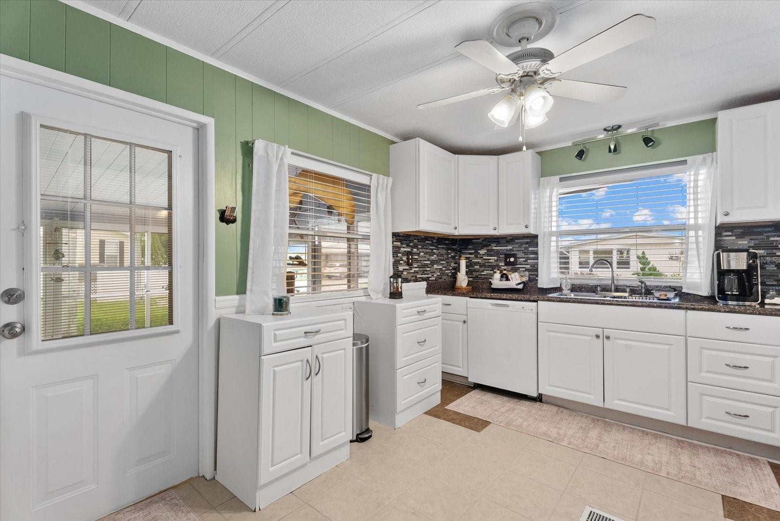 560 FAIRMOUNT DR