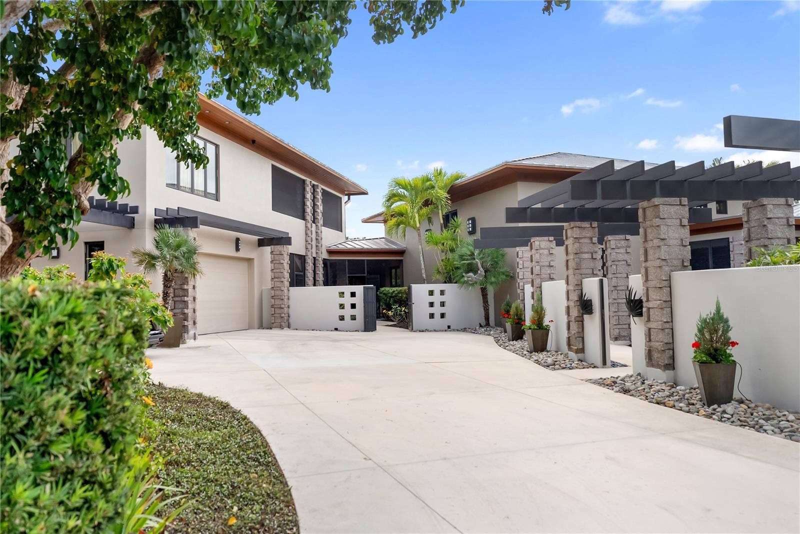 1804 N LAKE SHORE DR