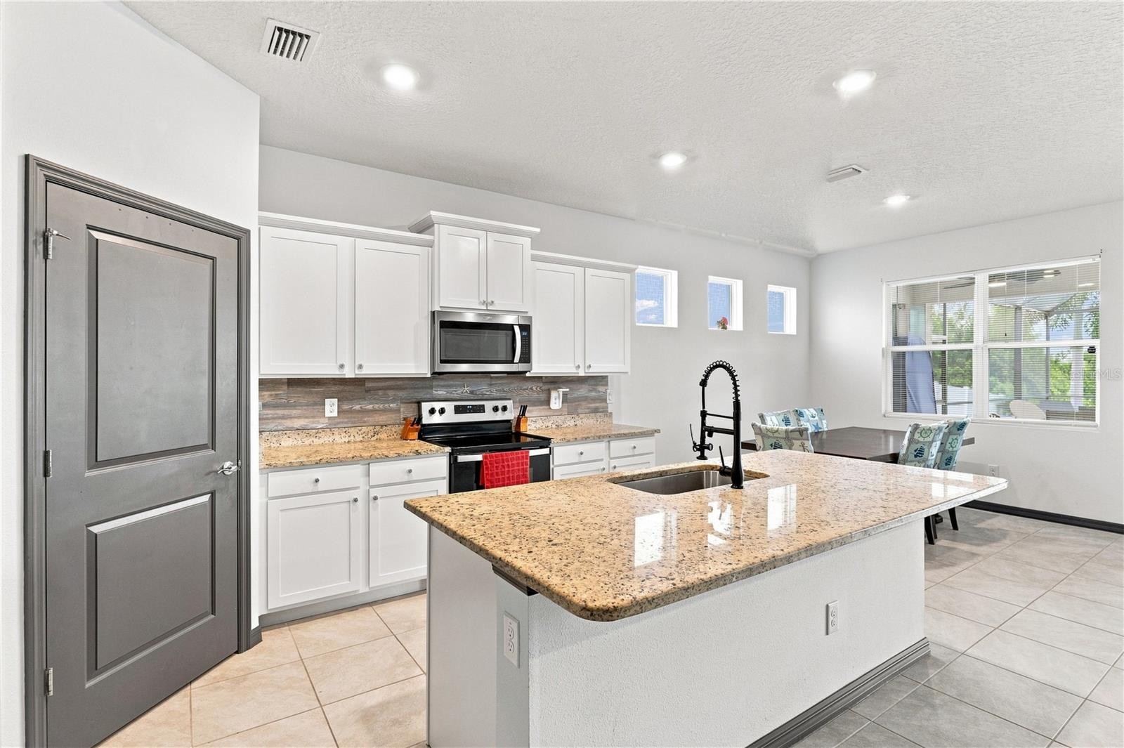 3916 MOSSY LIMB CT