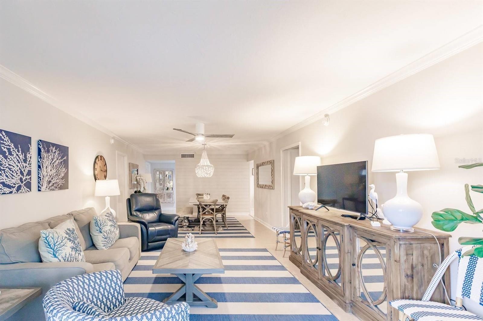 1055 W PEPPERTREE DR #206AA