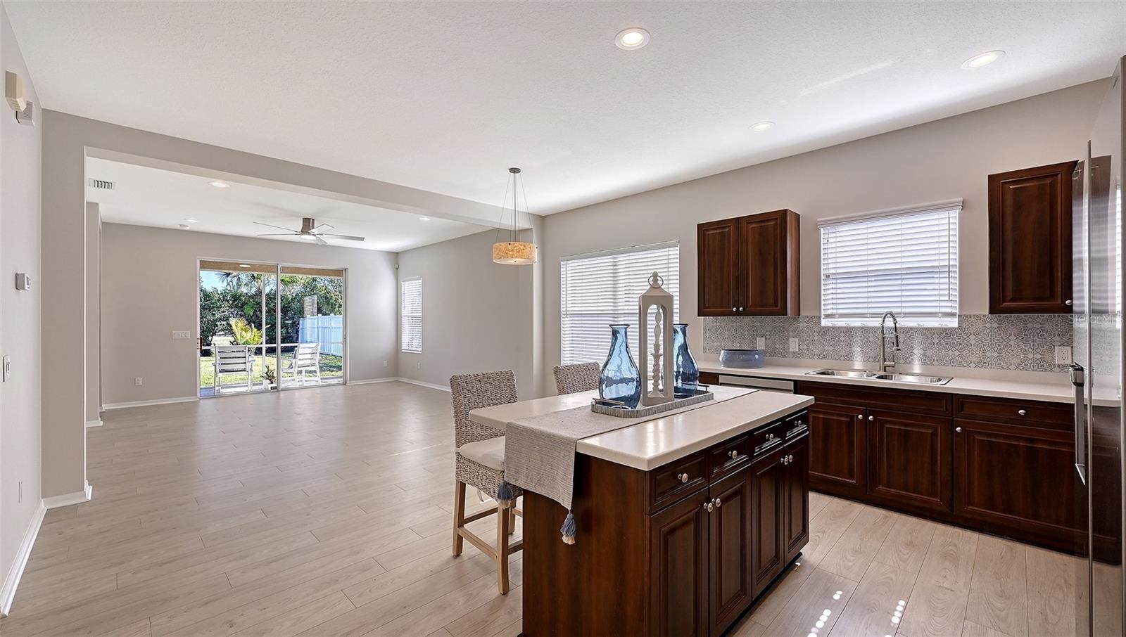 1635 WHITE BREEZE CV