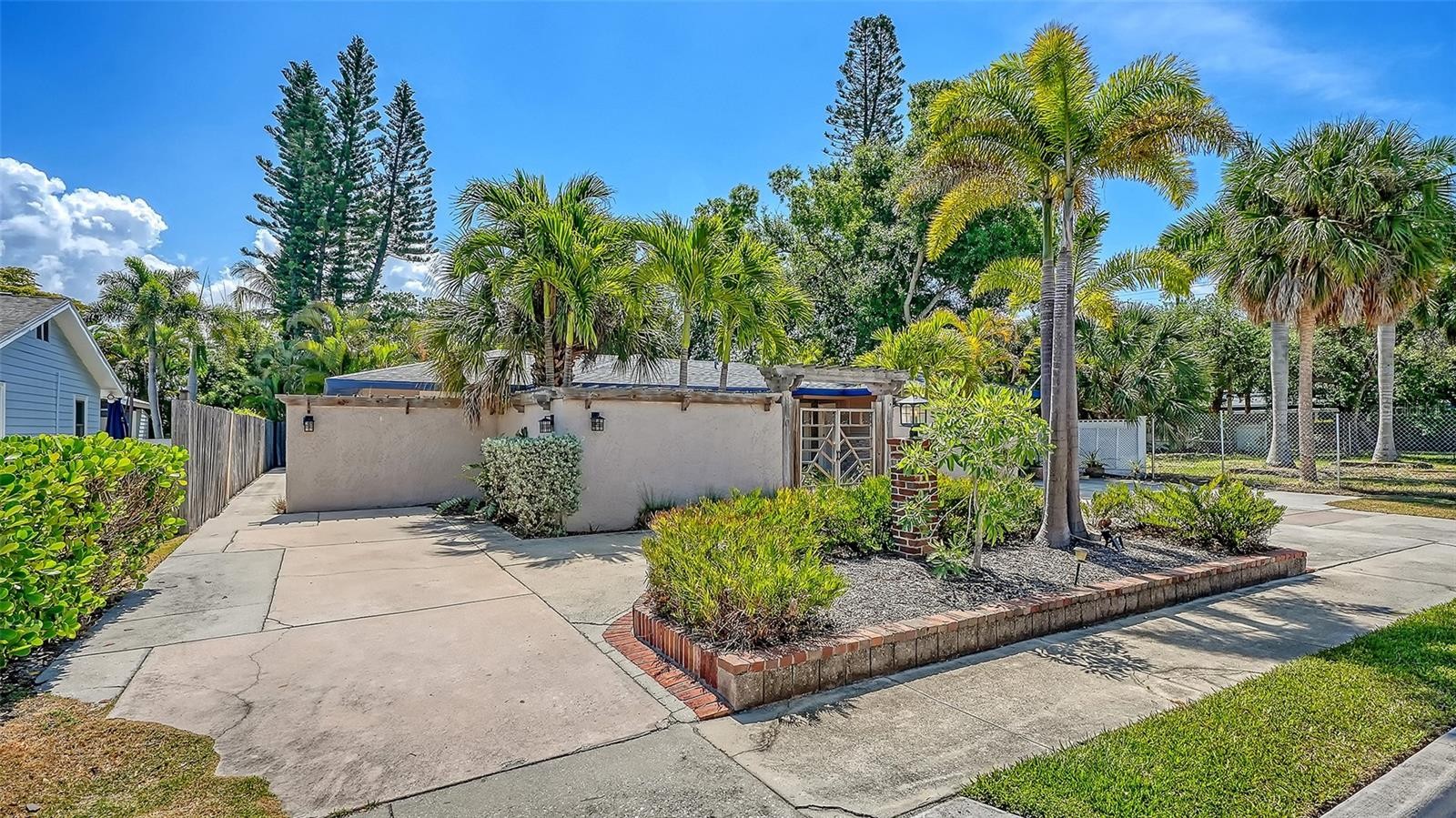 1127 S OSPREY AVE