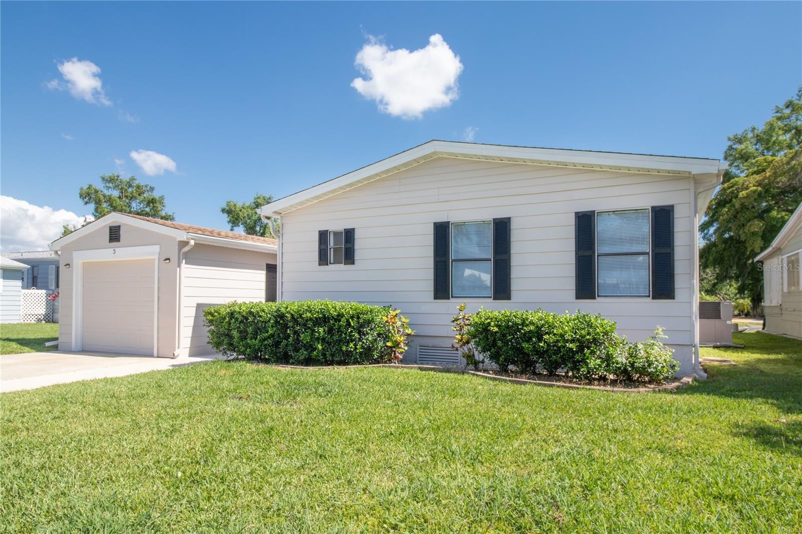 3 MEADOW CIR
