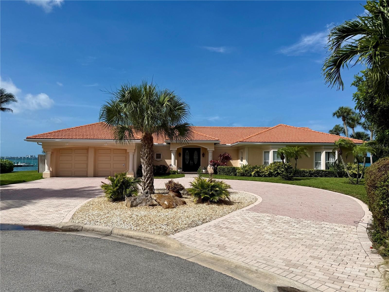 376 W ROYAL FLAMINGO DR