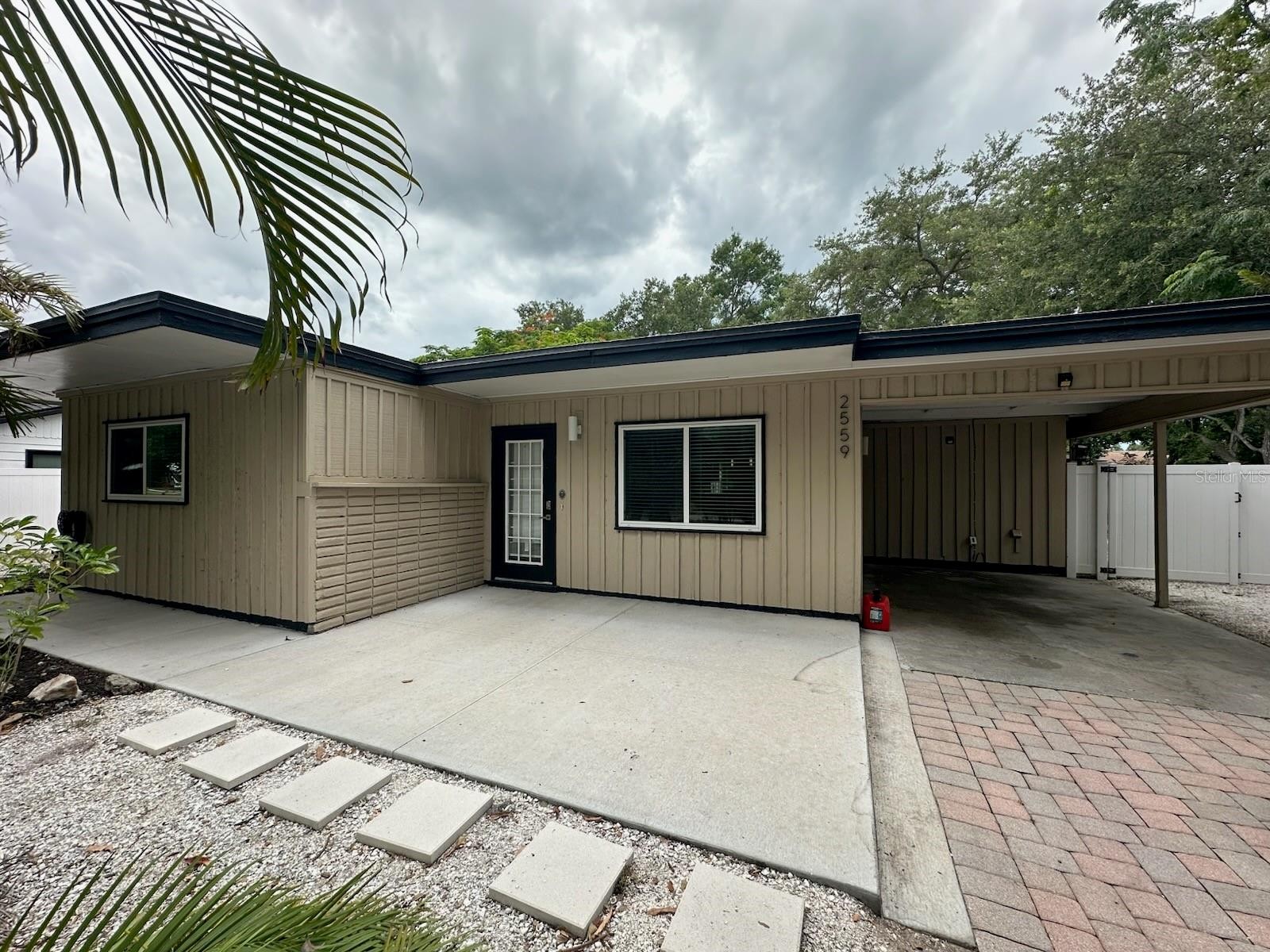 2559 E PAULSTAN CT