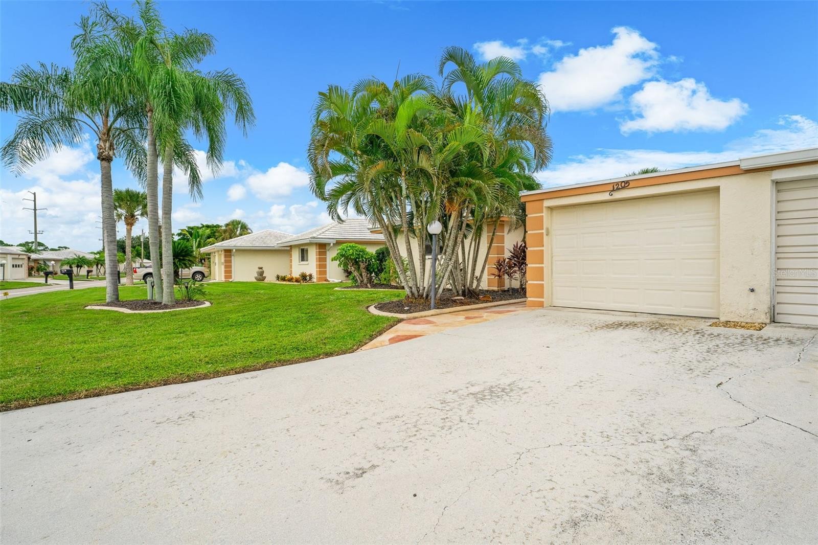 120 VILLA DR #120