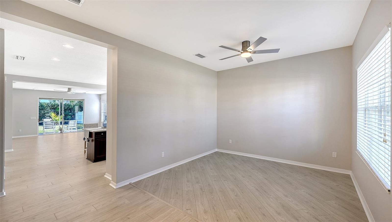 1635 WHITE BREEZE CV