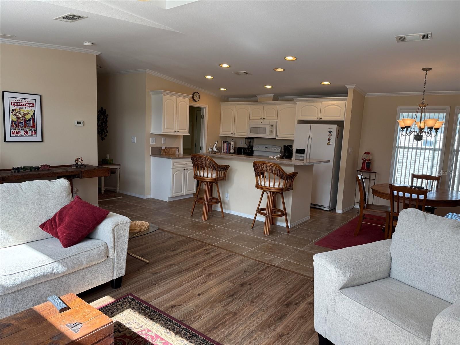 700 DAHLIA DR