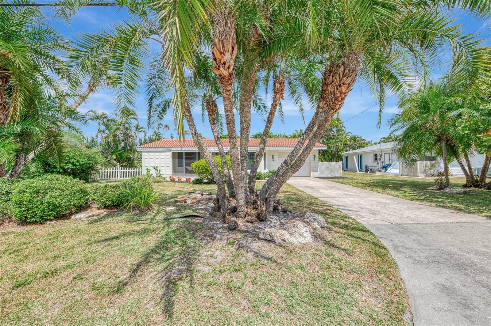 201 LYONS BAY RD