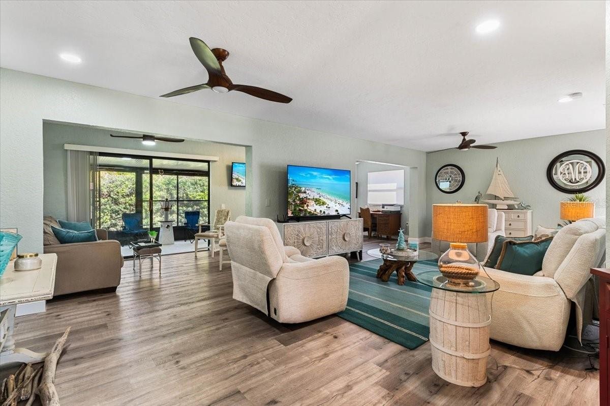 286 LAUREL HOLLOW DR