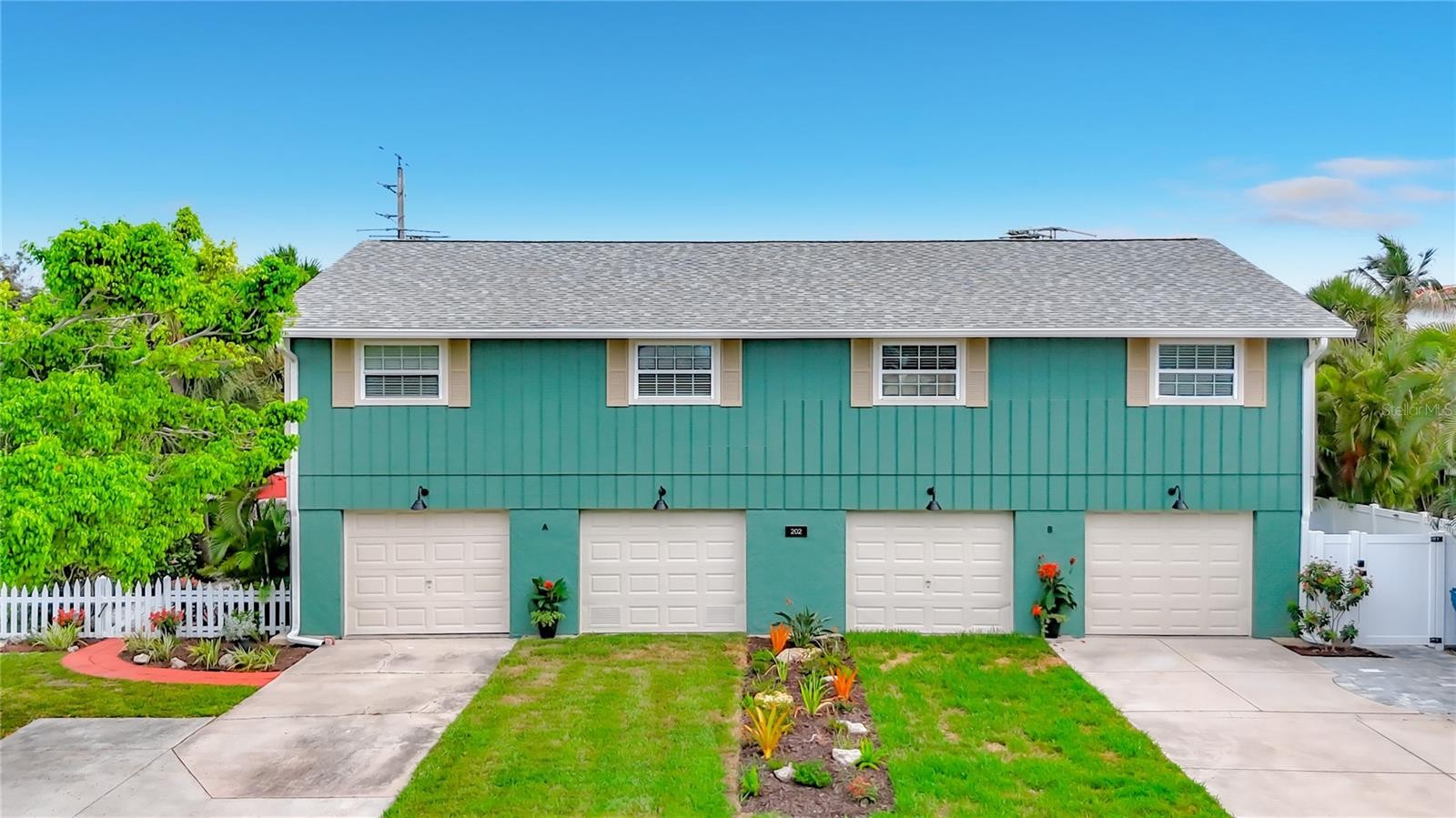 202 PEACOCK LN #B