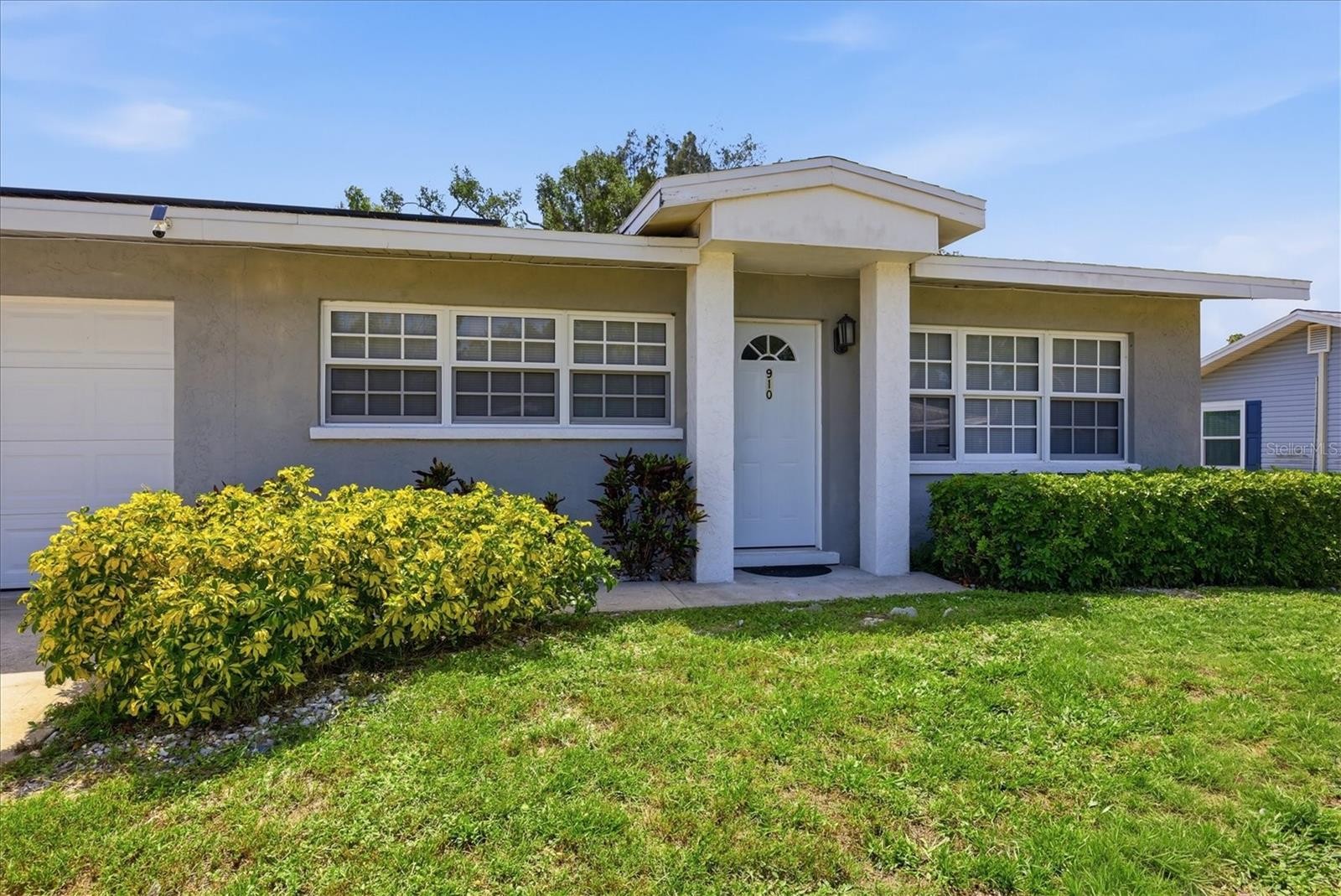 910 16TH AVE W