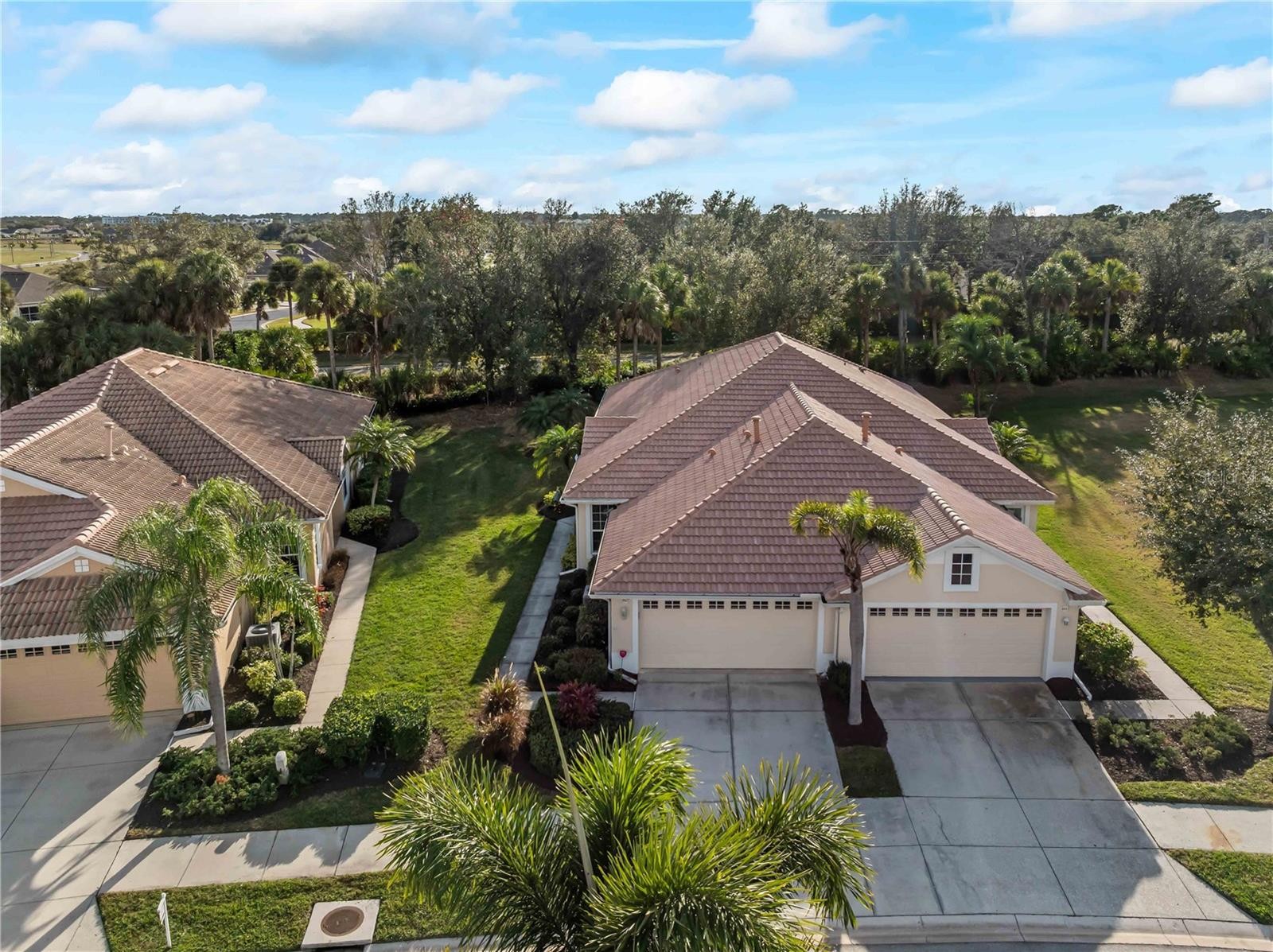 4827 WHISPERING OAKS DR