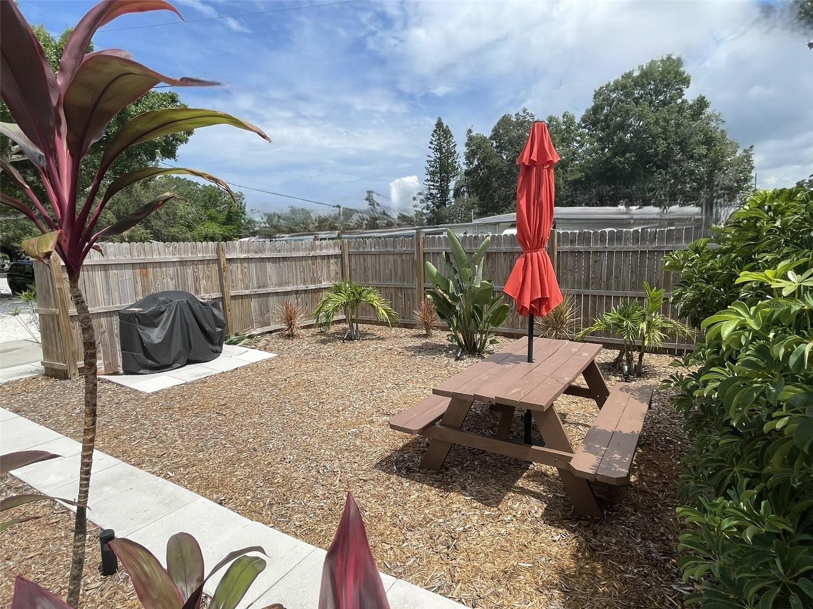 828 S TUTTLE AVE