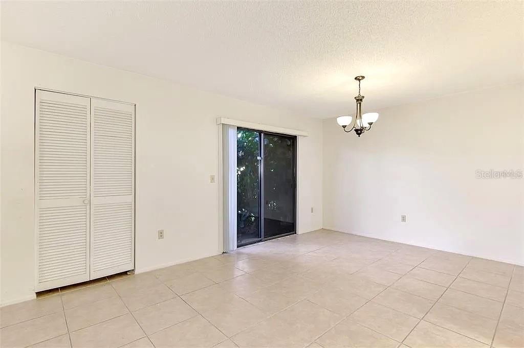 979 SUNRIDGE DR #114