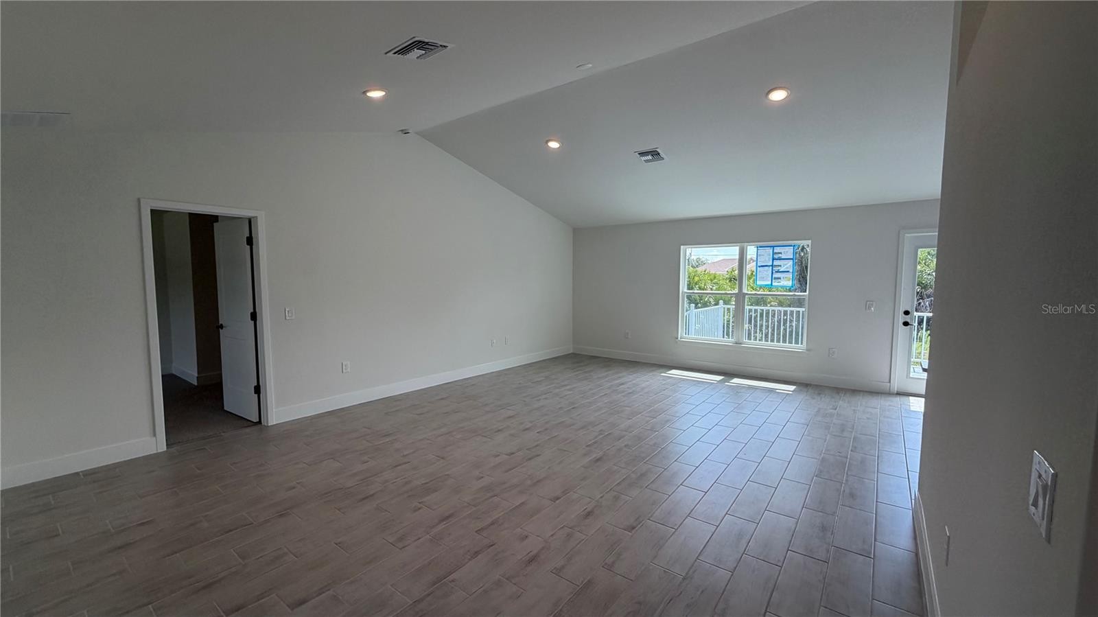 2239 N BISCAYNE DR