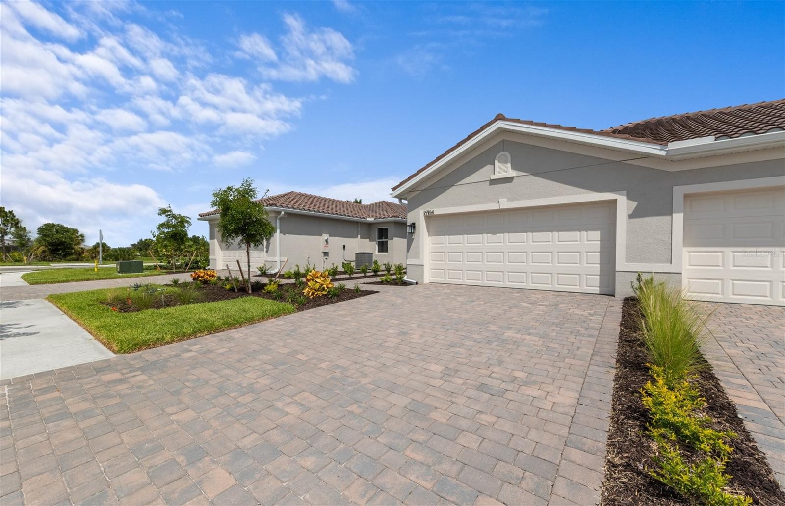 27104 CLAM SHELL CT