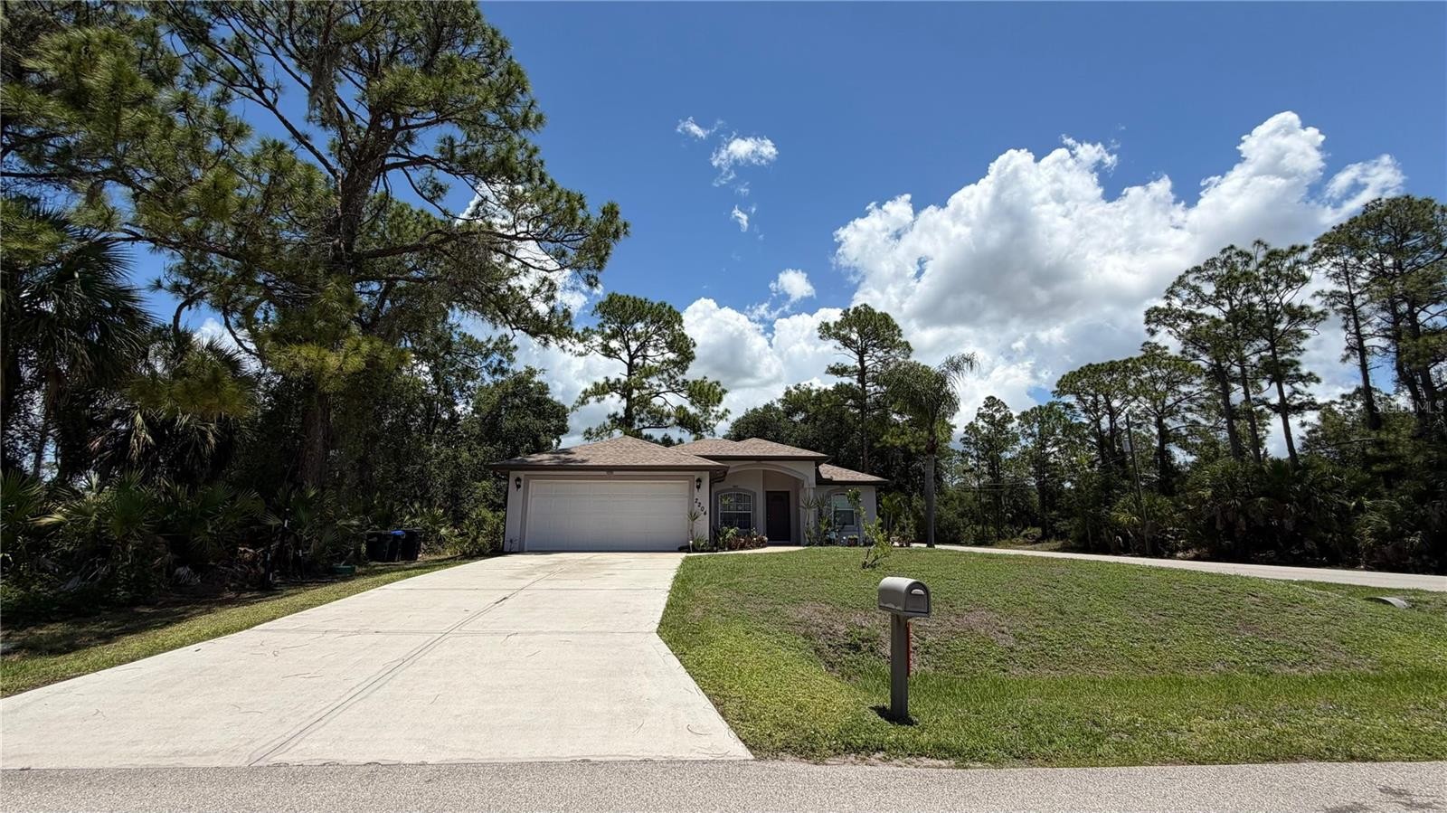 2204 SPARKLE LN