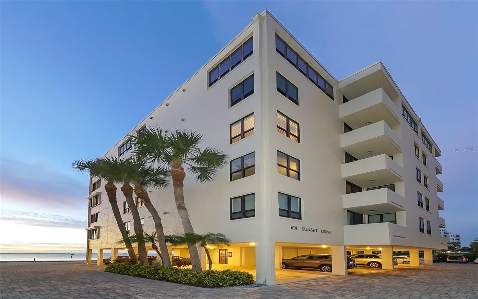 101 SUNSET DR #103