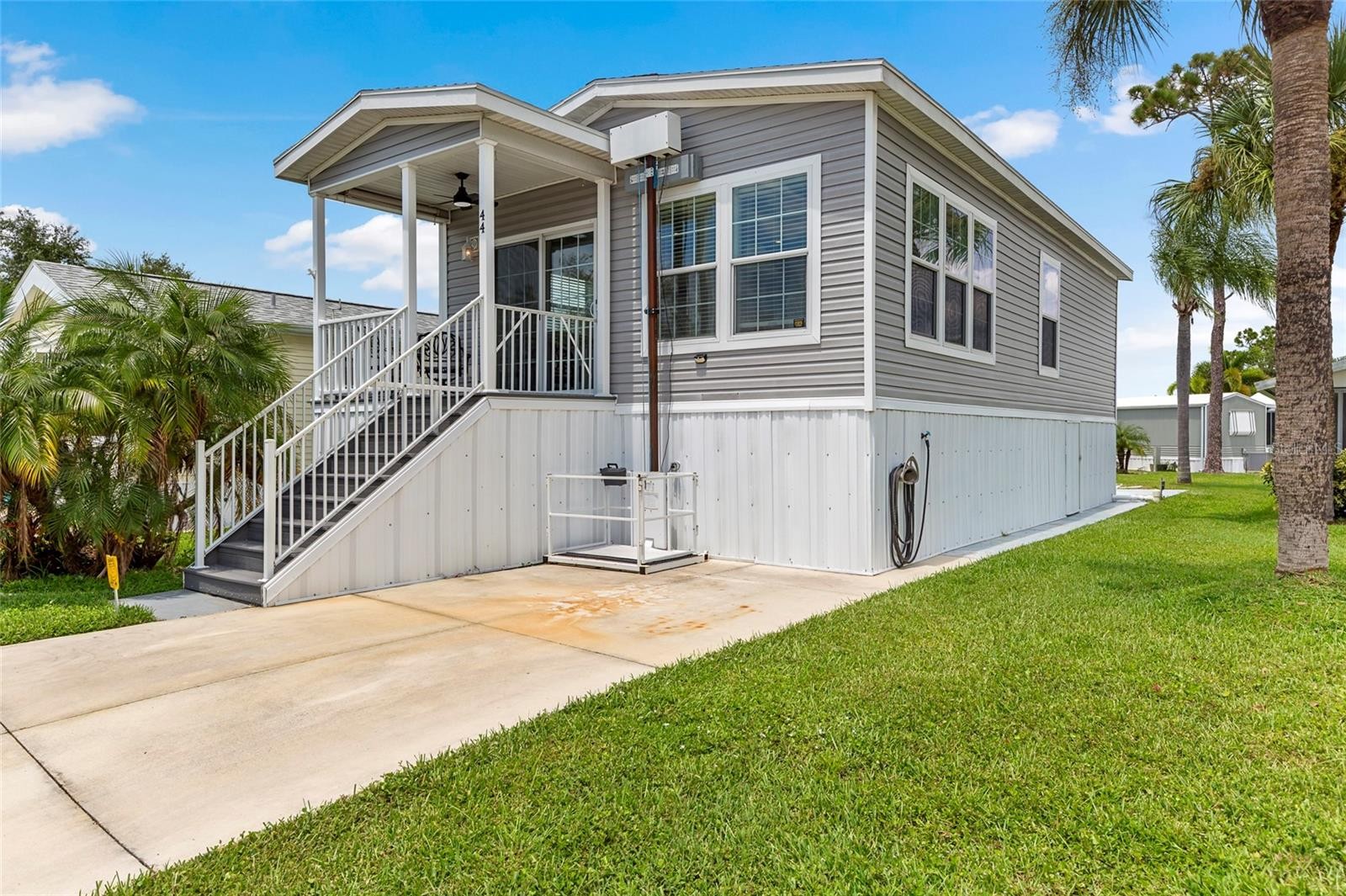 44 CROWN POINT DR
