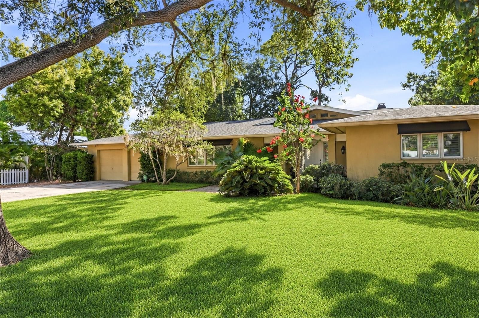 1041 CITRUS AVE