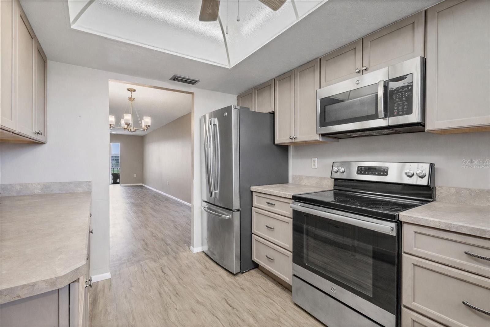 3204 LAKE BAYSHORE DR #407